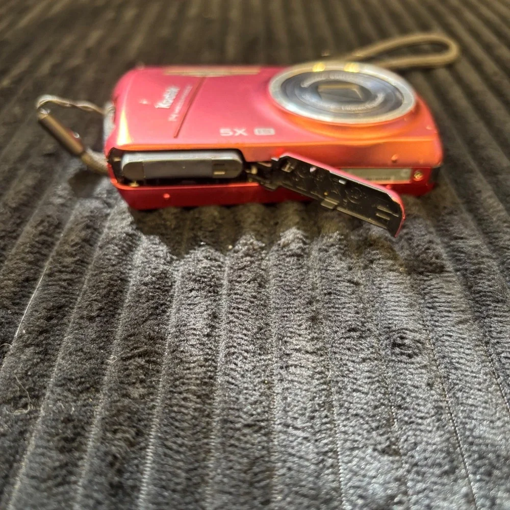 Kodak EasyShare M575 Red Digital Camera 14MP 5x Optical Zoom Schneider-Kreuznach